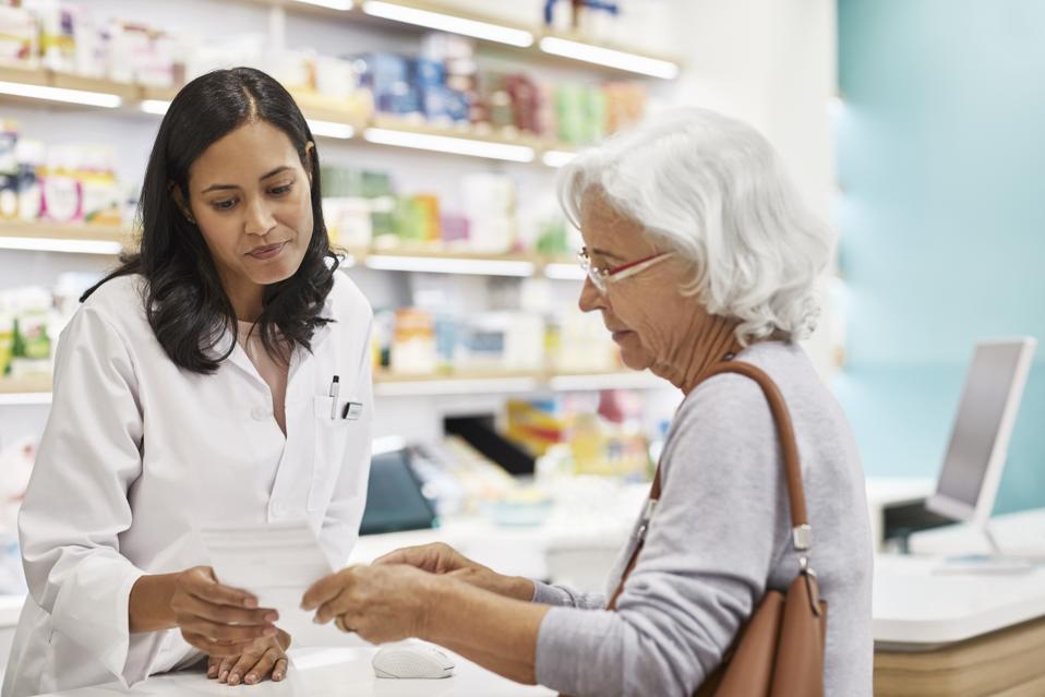 Cliente que muestra receta a la doctora