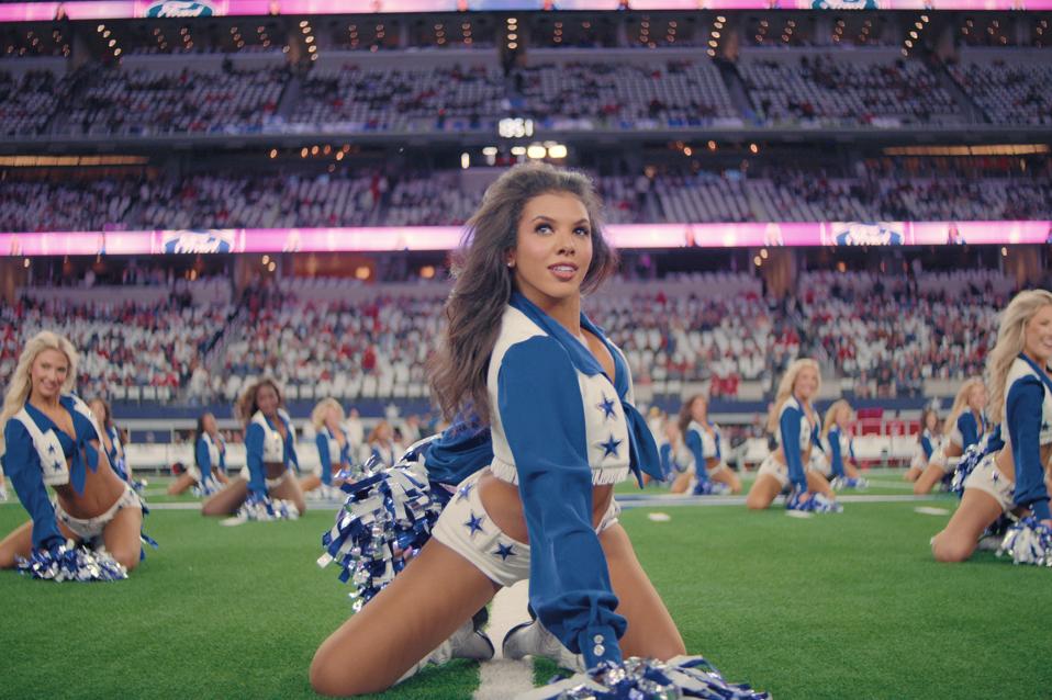 AMERICA'S_SWEETHEARTS__Dallas_Cowboys_Cheerleaders_n_S2_E5_00_48_15_12