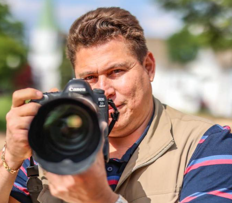Independent journalist Mario Guevara holding a camera