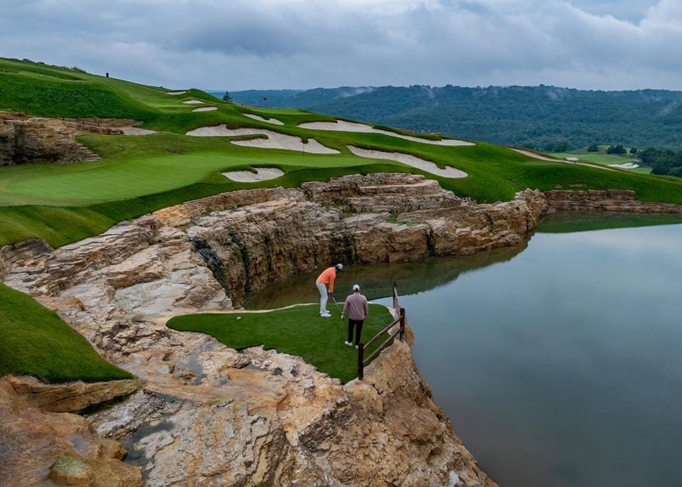 Cliffhangers Cover Hole 10