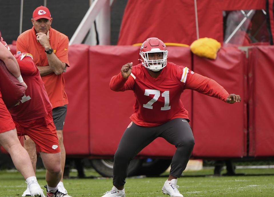 Josh Simmons is practicing after suffering a knee injury.