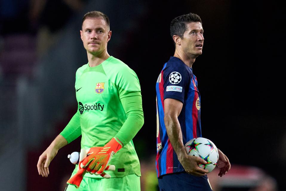 Marc-Andre ter Stegen won't leave FC Barcelona just yet, nor will Robert Lewandowski.
