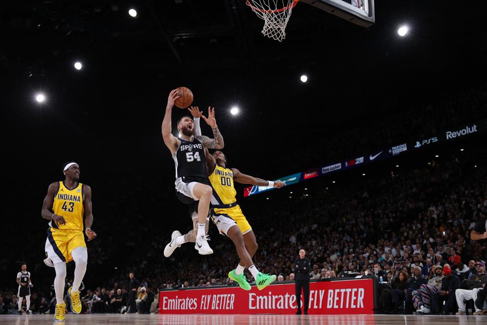 TOPSHOT-BASKET-NBA-FRA-SPURS-PACERS