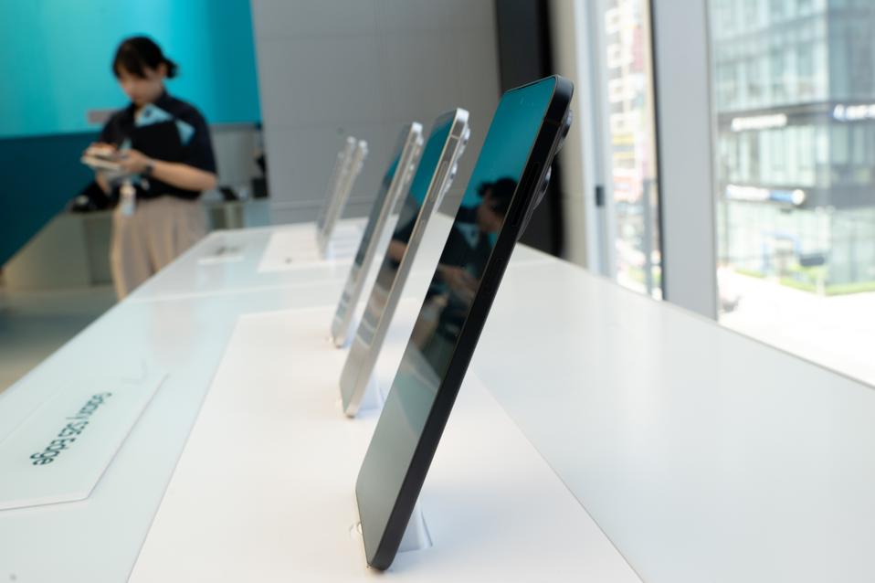 New Samsung Galaxy S25 Edge displayed in Seoul