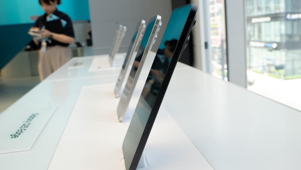 New Samsung Galaxy S25 Edge displayed in Seoul
