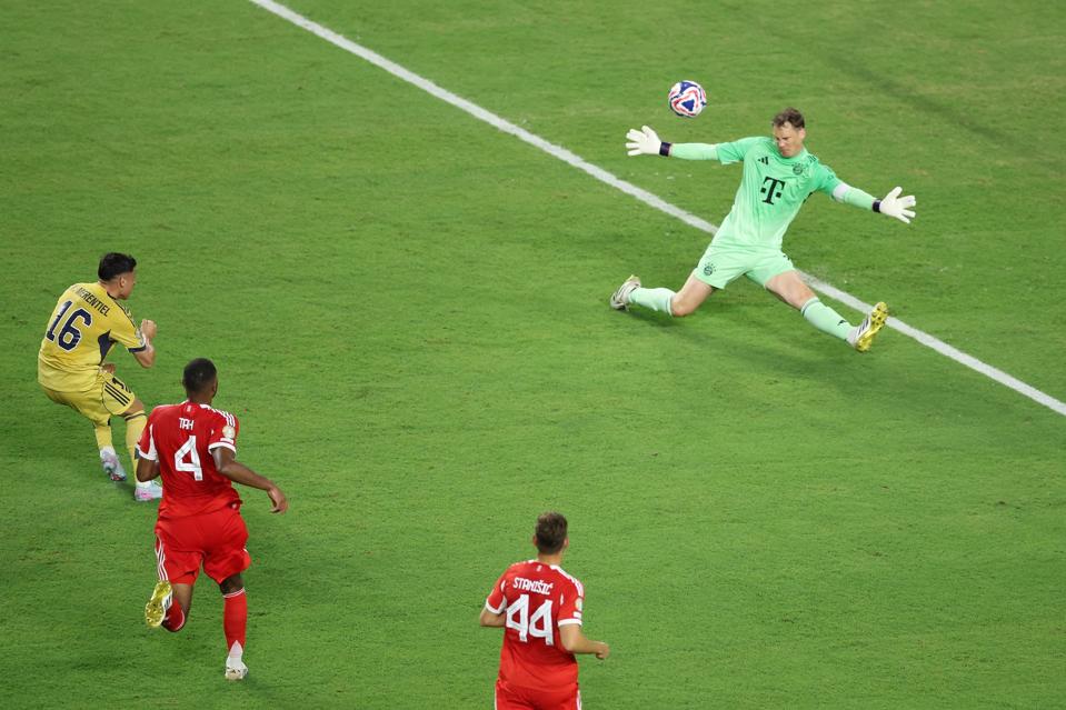 FC Bayern München v CA Boca Juniors: Group C - FIFA Club World Cup 2025