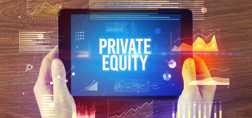 Primer plano de manos que tienen tableta con inscripción comercial