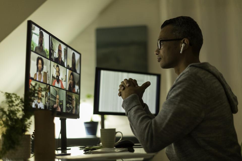 Homme d'affaires sur appel vidéo depuis le bureau à domicile