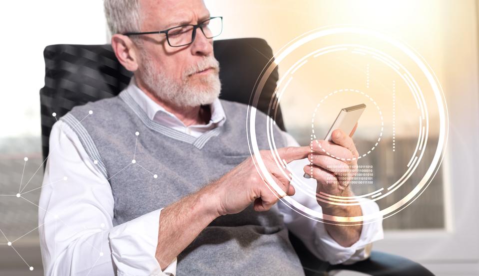 Hombre de negocios senior que usa su teléfono móvil, efecto ligero, superpuesto con diagramas