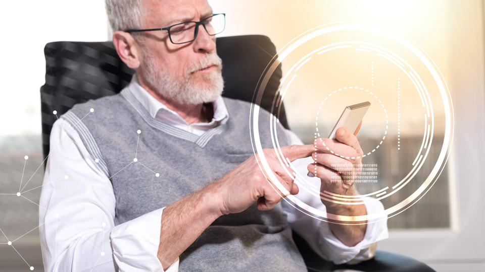 Hombre de negocios senior que usa su teléfono móvil, efecto ligero, superpuesto con diagramas