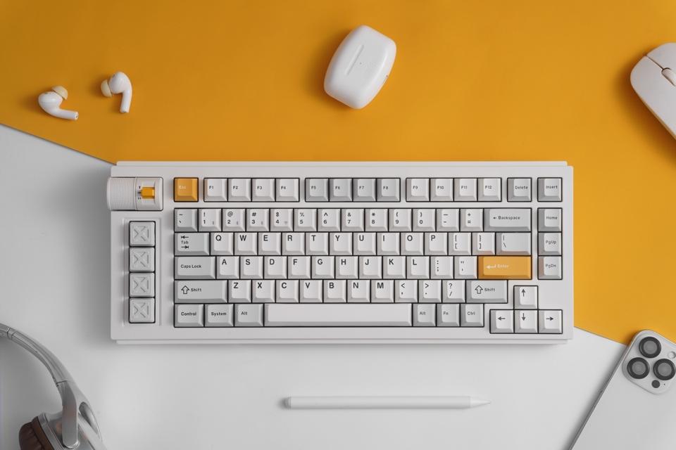 Lemokey L1 HE keyboard in white