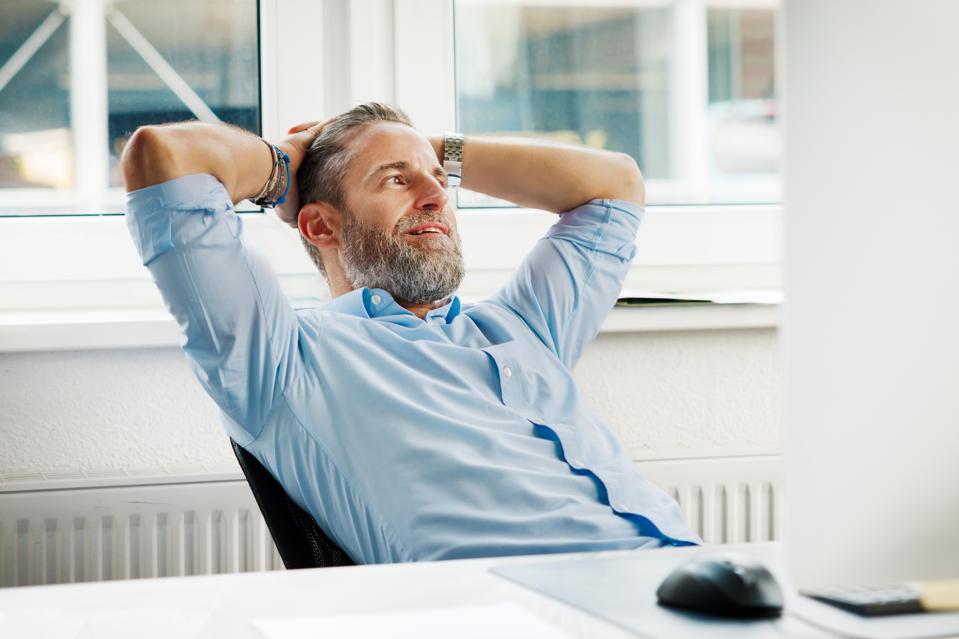 Moment détendu où l'homme d'affaires fait une pause du travail