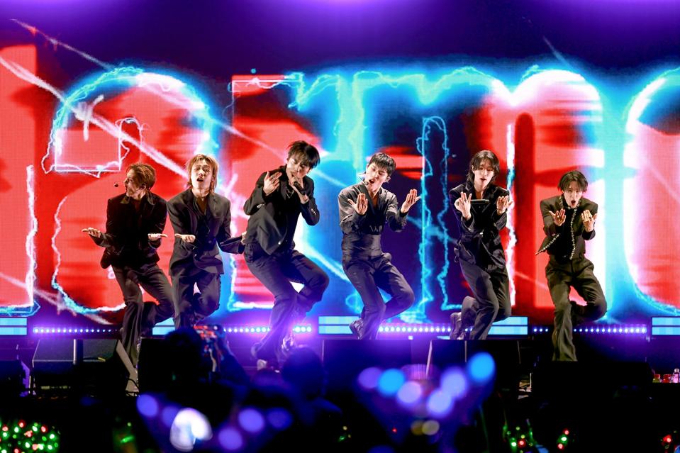 iHeartRadio 102.7 KIIS FM's Jingle Ball - Show