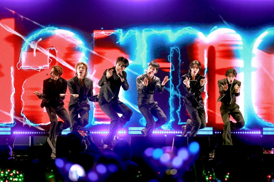 iHeartRadio 102.7 KIIS FM's Jingle Ball - Show