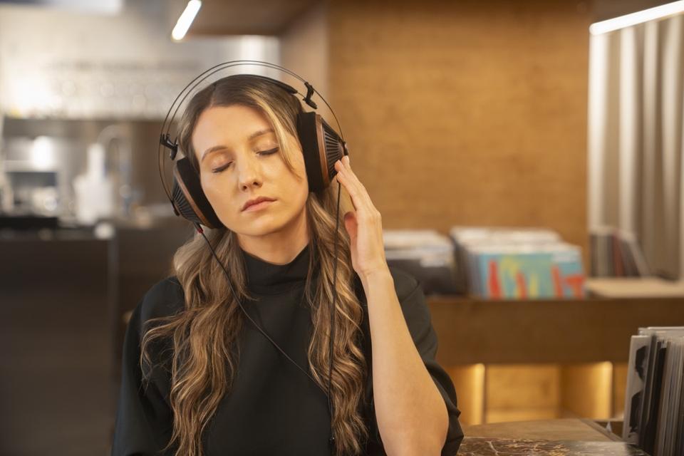 Woman wearing Meze Audio 105 Silva headphones