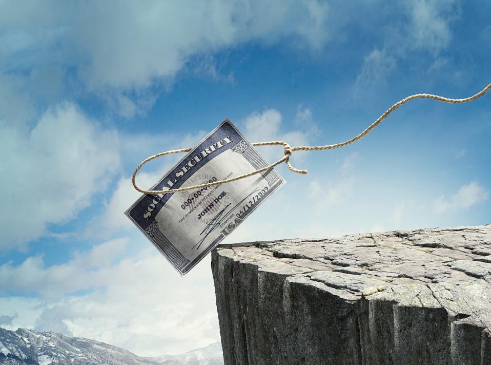 La tarjeta del Seguro Social se tambalea en el lado de Cliff