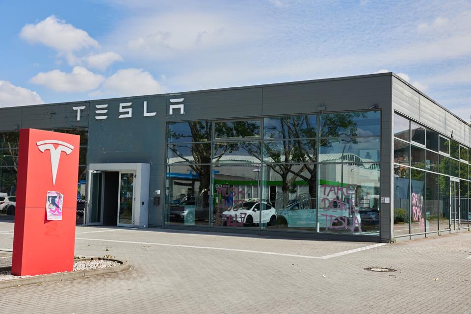 Activists smear Tesla Center in Berlin-Reinickendorf