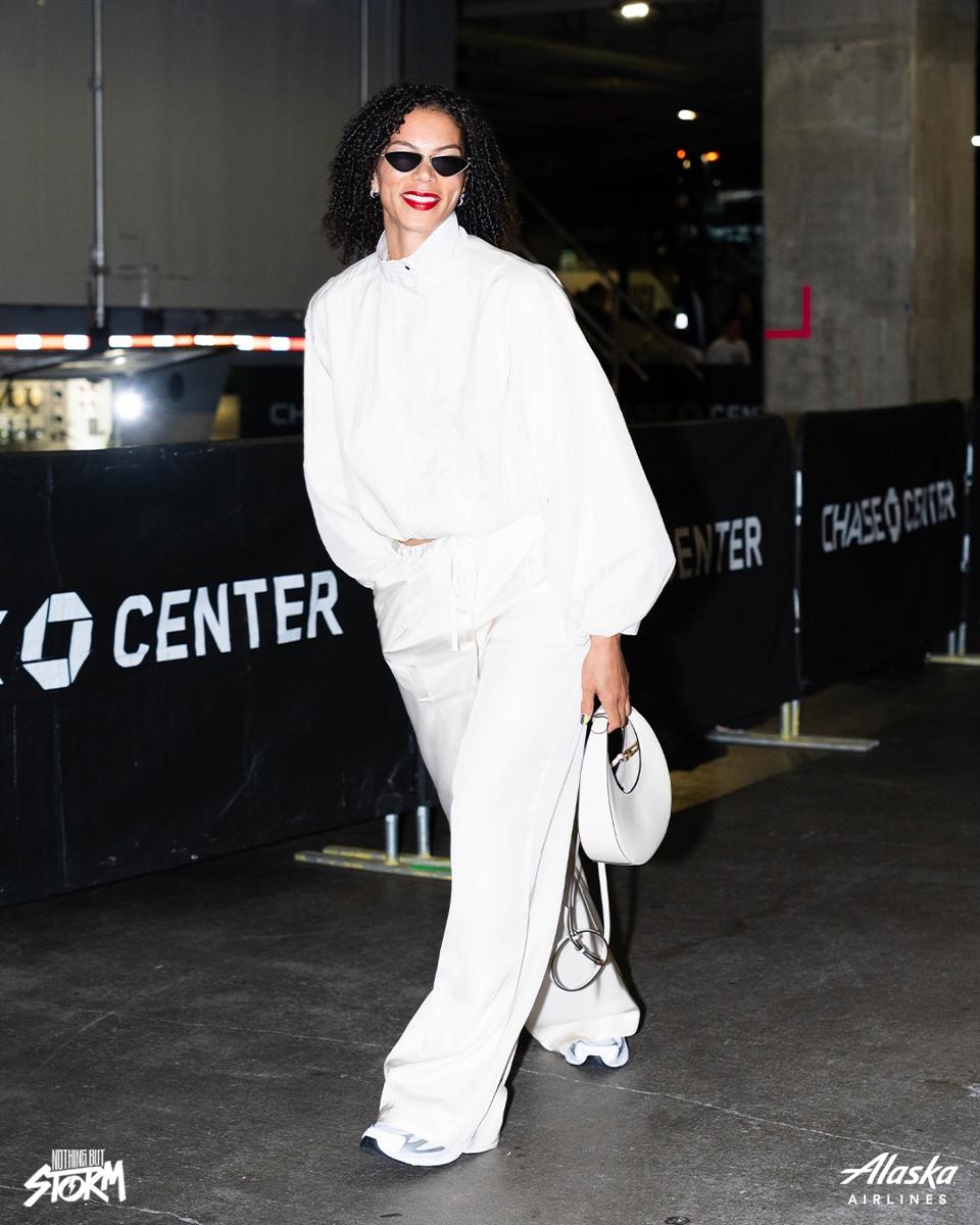 Sunday style 📸@alaskaair - Arrivals