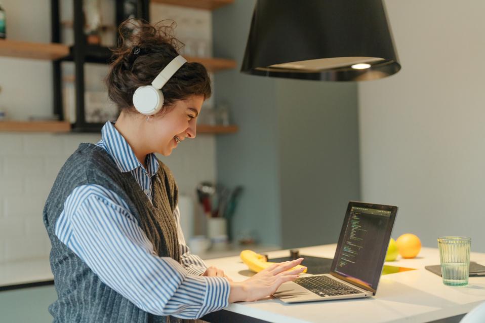 Jeune programmeur travaillant à domicile