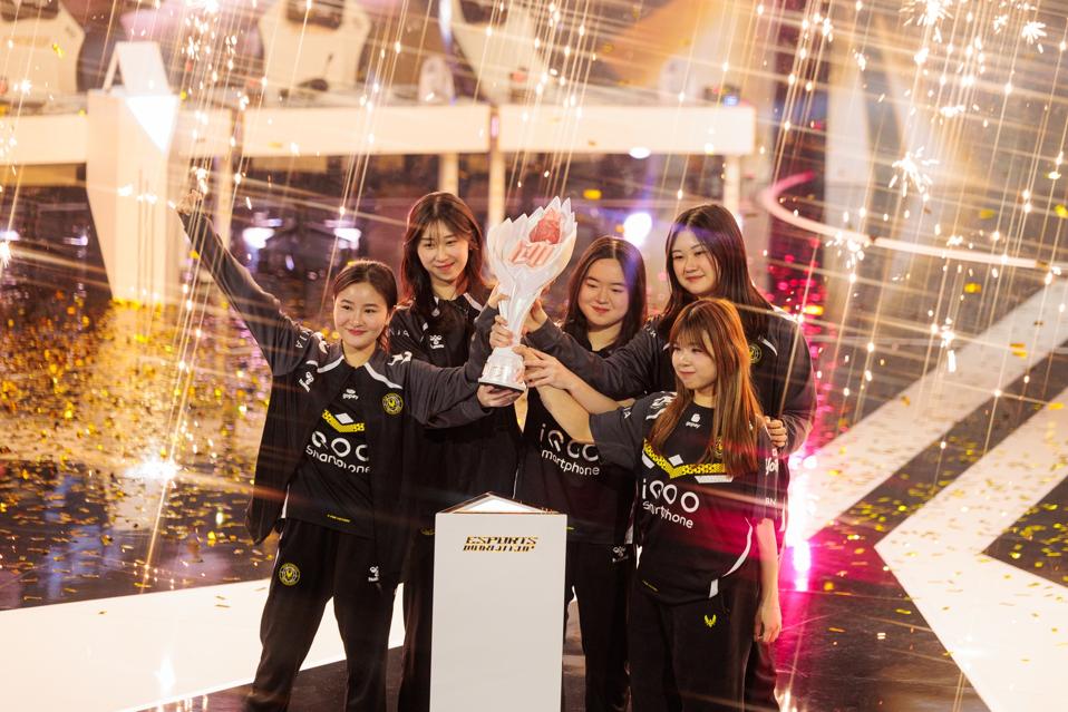 Team Vitality lift the MLBB MWI trophy. 