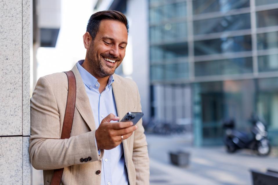 5 ChatGPT prompts to become the go-to expert in your niche overnight