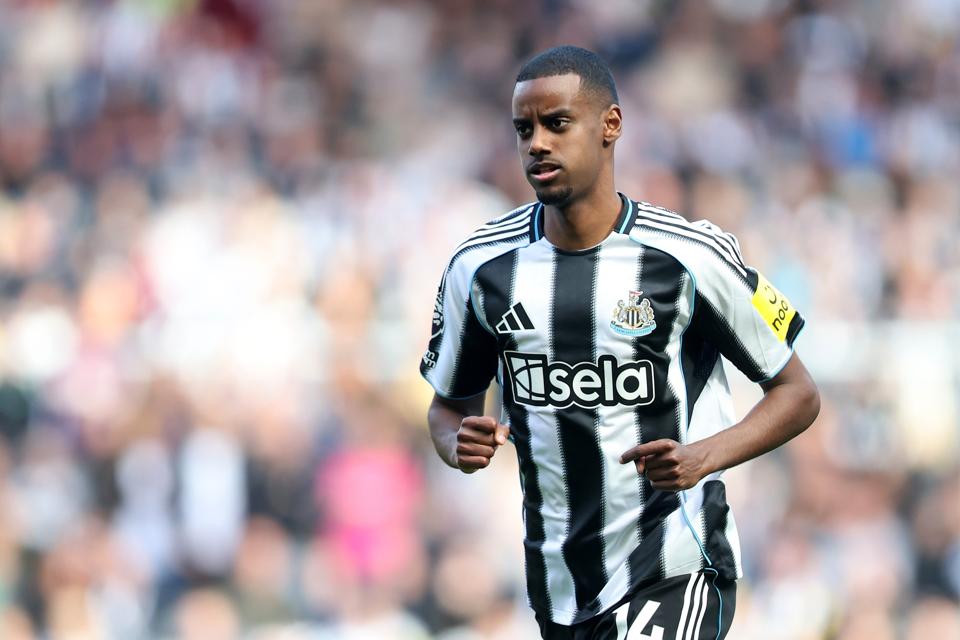 Soccer player Alexander Isak playing  the black and white of Newcastle United.