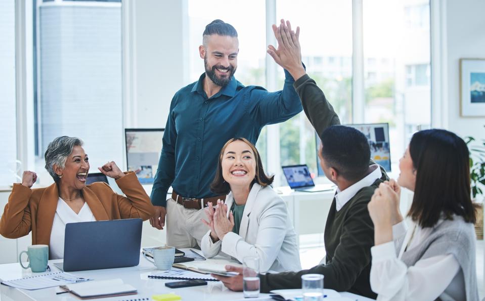 Celebración, reunión de negocios y altos cinco del personal de la compañía con colaboración y oficina de trabajo en equipo, motivación y felices empleados ganadores con planificación y éxito del crecimiento de KPI del equipo que trabaja