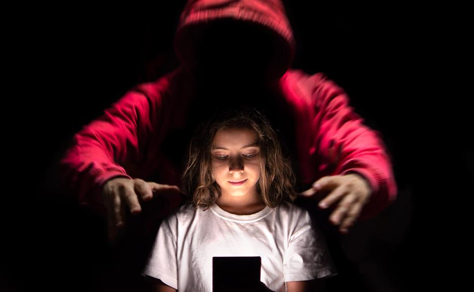 A girl using her cell phone on social networks without being aware of the dangers they can have.