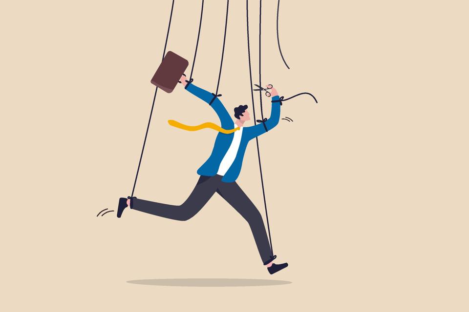 Libertad para el trabajo y la toma de decisiones, la autoridad para trabajar de forma independiente, detener la microgestión o el concepto de manipulación de personas, el empresario Marionette, el titiritero usa tijeras para reducir las cuerdas controladas.