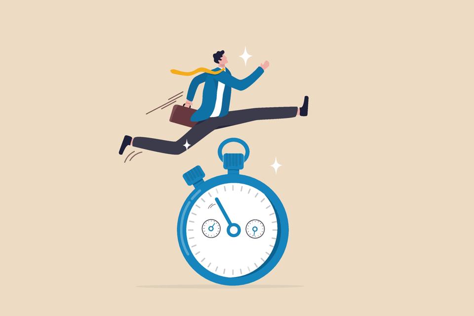 Sentido de urgencia, actitud de respuesta rápida para realizar el trabajo lo antes posible ahora, reacción a la tarea prioritaria o un concepto importante, el hombre de negocios rápido que se ejecuta y salta alto sobre el reloj de temporizador de cuenta regresiva.