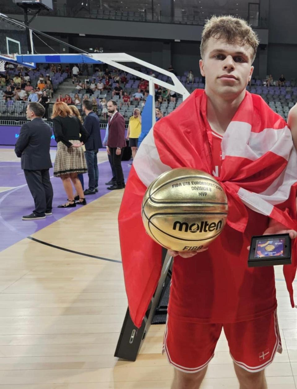 Noah Nørgaard posing after winning 2025 U18 EuroBasket Division B.