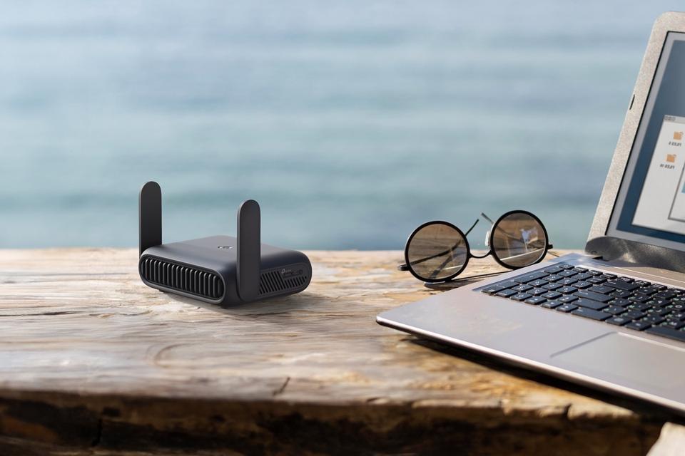 TP-Link TL-WR3602BE next to laptop