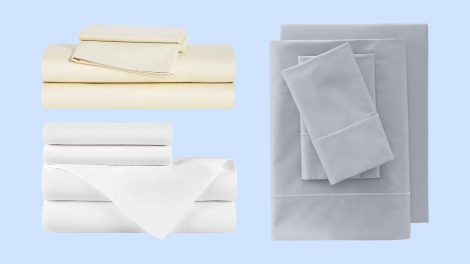 Tři naskládané sady saténových povlečení na světle modrém pozadí