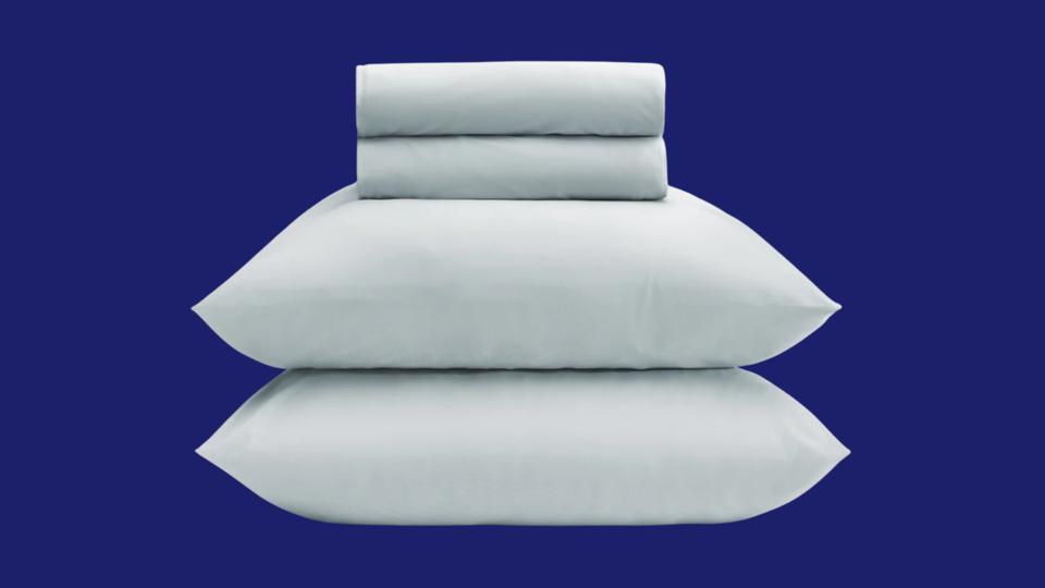 Sada povlečení a dvou polštářů na modrém pozadí. 