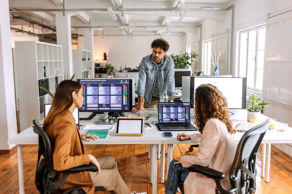 Collègue analysant la crypto-monnaie au bureau