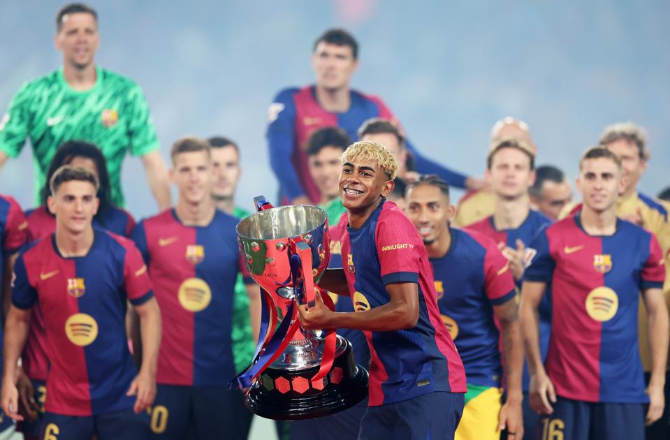 FC Barcelona v Villarreal CF - La Liga EA Sports