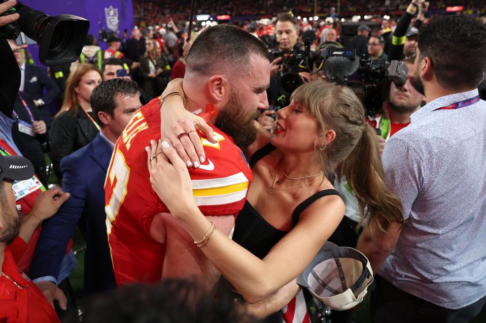Taylor Swift is in a relationship with Chiefs star Travis Kelce.