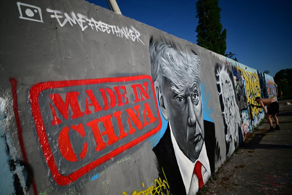 TOPSHOT-GERMANY-US-CHINA-TRADE-TARIFF-DIPLOMACY-STREET ART