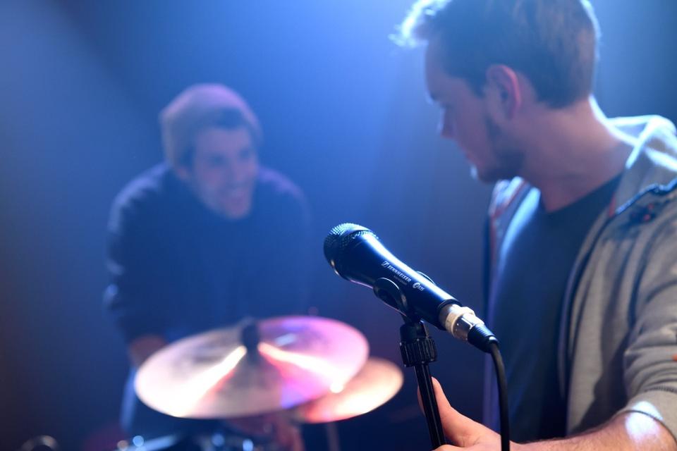 Sennheiser e935 in use