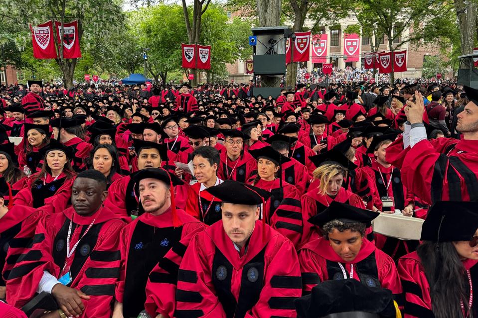 TOPSHOT-US-EDUCATION-HARVARD-GRADUATION