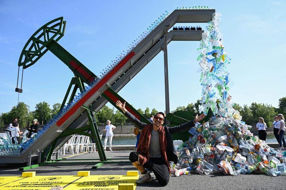 FRANCE-ENVIRONMENT-PLASTIC-GREENPEACE-ART