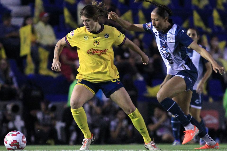 America's Nicolette Hernandez Pachuca's Myra Delgadillo battling for the ball during the Liga MX Femenil Clausura final second-leg.