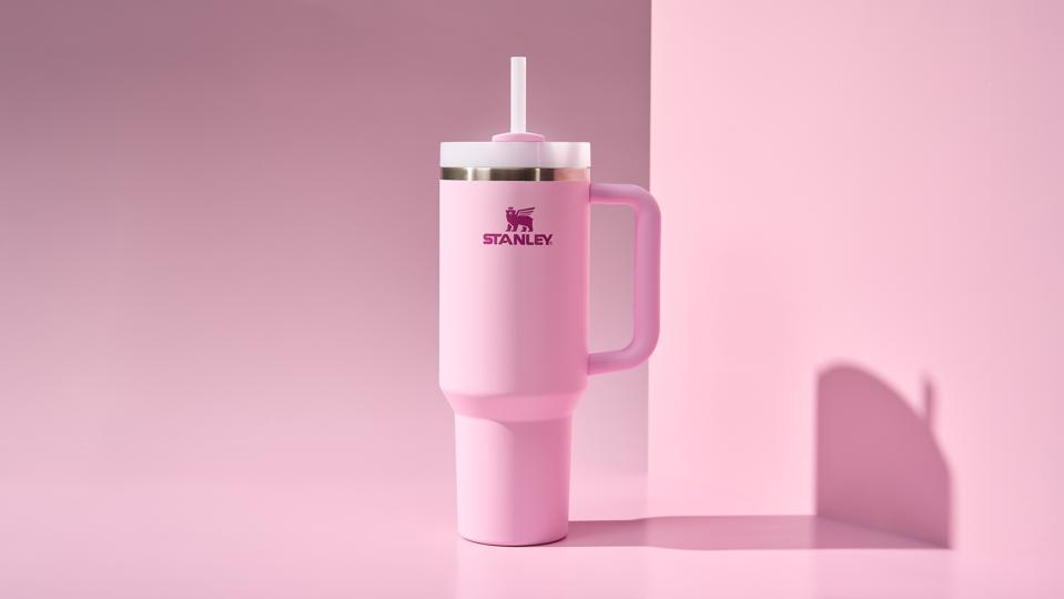 Stanley_Quencher H2.0 Flowstate™ Tumbler_1.2L_Cherry Blossom_Lifestyle_16x9_1