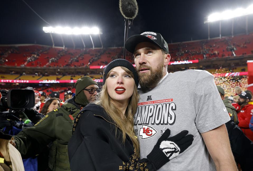 Travis Kelce celebrates the advance of Super Bowl with Taylor Swift.