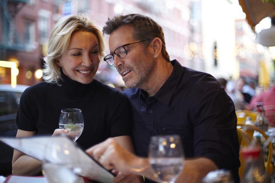 Menú de lectura de pareja caucásica en Urban Cafe, Nueva York, Nueva York, Estados Unidos