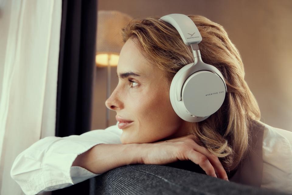 beyerdynamic AVENTHO 200 Woman on Sofa Relaxing