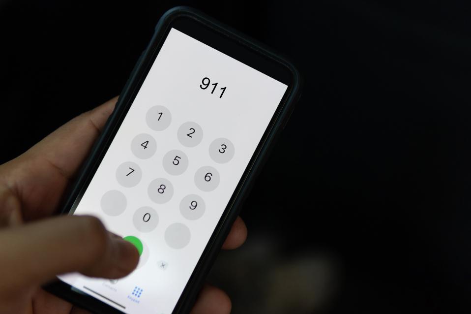Téléphone mobile tenant un téléphone mobile avec numéro d'urgence 911 sur fond noir