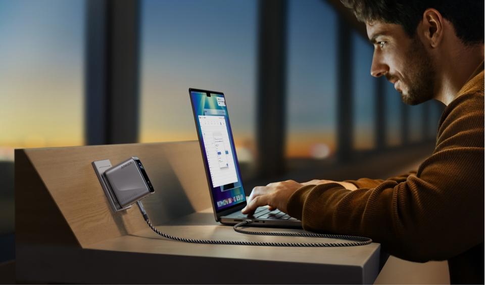 Manusing laptop powered by Anker charger