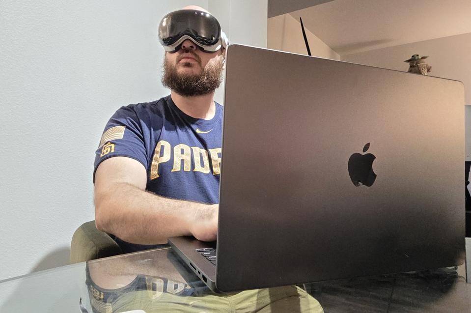 Maximizing Mobile Productivity With Apple Vision Pro And MacBook Pro