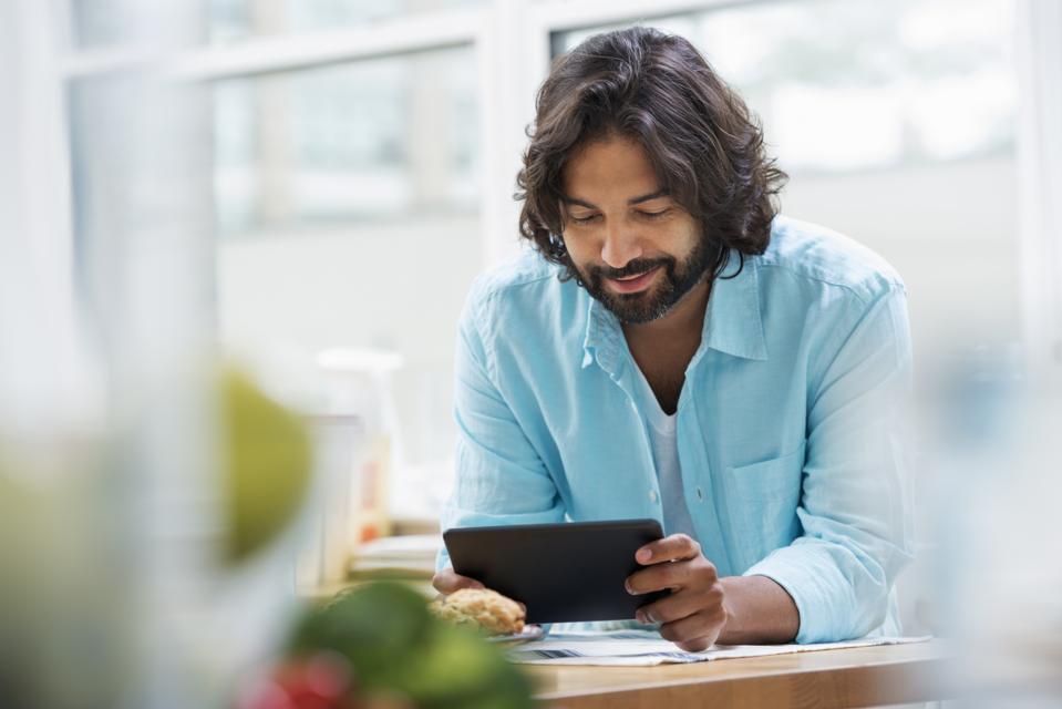 5 ChatGPT prompts to win clients from LinkedIn, without even posting